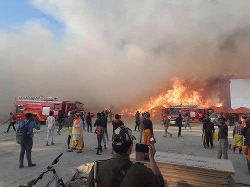 Massive Fire Engulfs Geeta Press Camp at Uttar Pradesh’s Prayagraj Mahakumbh, 180 Cottages Destroyed